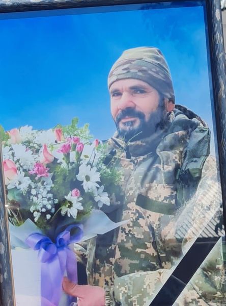 У селі Петриків в останню дорогу провели захисника України Володимира Глюзу 